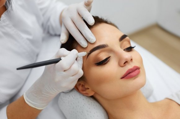 Restructuration et pigmentation des sourcils en institut de beauté - Saint-Pierre - Lau'v Beauty